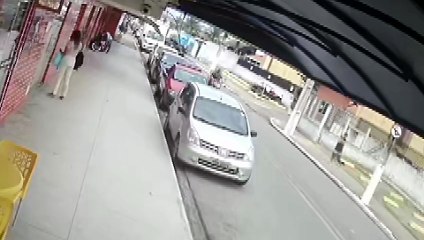 Vídeo mostra assalto à mão armada no São Jorge; vítima passeava com o cachorro