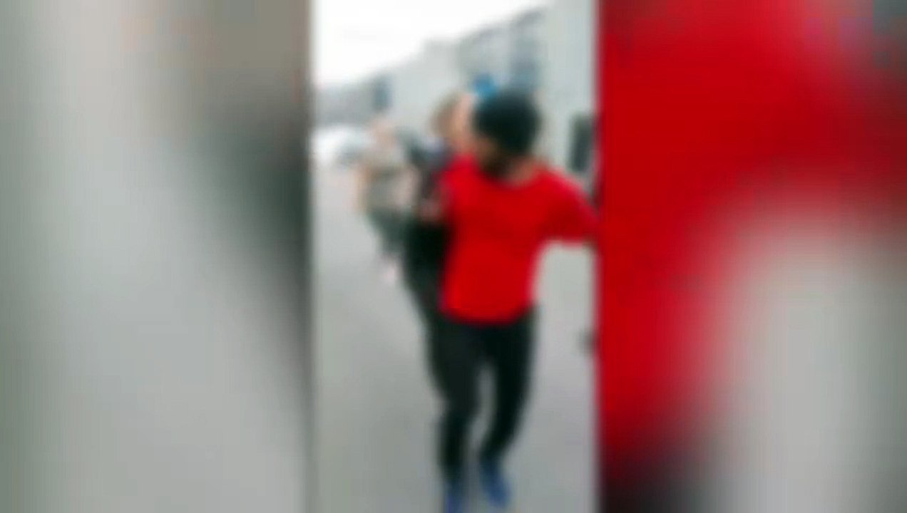 Prato, lavoratori in sciopero picchiati: il momento dell'aggressione