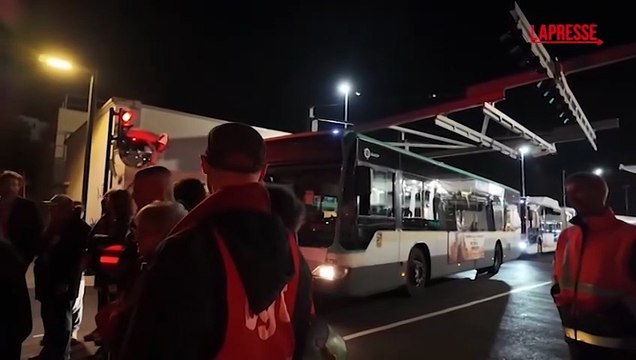 Francia, sciopero a Parigi: manifestanti bloccano un deposito di autobus