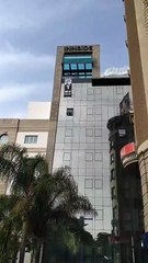 Colectivo ecologistas descuelgan una pancarta contra el grupo Meliá