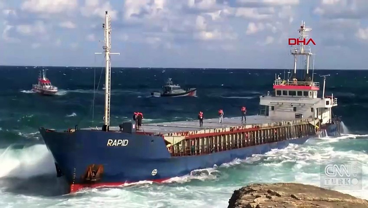 Kocaeli'de kuru yük gemisi karaya oturdu, mürettebat helikopterle kurtarıldı