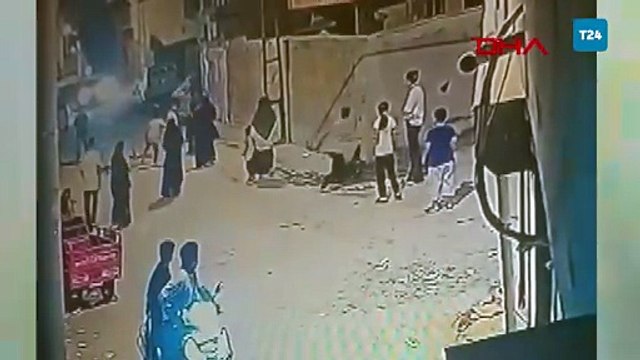 Sokakta oynayan çocukları gürültü yaptıkları gerekçesiyle sopayla darbetti; o anlar kamerada