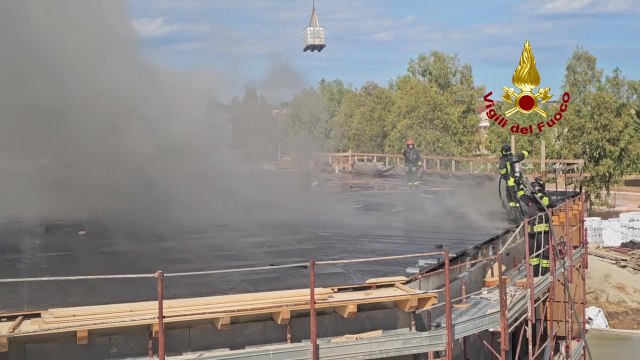 Isola di Capo Rizzuto (KR) - Incendio distrugge il cantiere della nuova scuola (18.09.25)