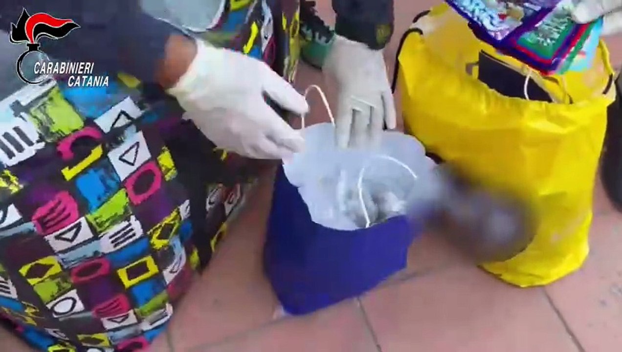Catania: droga per 40mila euro e gadget porta dosi in sottotetto condominio