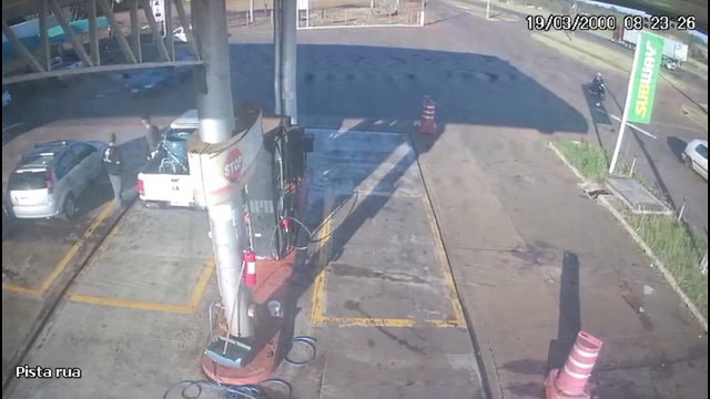 Câmeras flagram momento em que homem é atropelado em posto de combustíveis