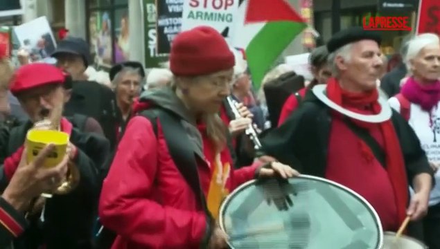 Londra, migliaia di persone protestano per la visita di Donald Trump