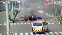 桃園轎車自撞分隔島 360度翻覆起火燃燒