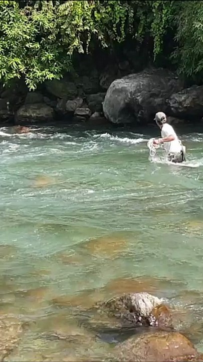 cast netting in Nepal | himalayan trout fishing with handmade cast net |