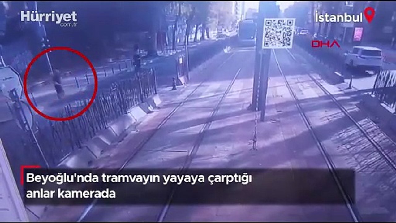 Beyoğlu'nda tramvayın yayaya çarptığı anlar kamerada!