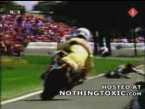 Crash moto: Un pilote presque décapité par un concurrent!