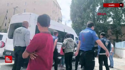Kars’ta çocukları koruma altına alınan aileden polislere taşlı saldırı