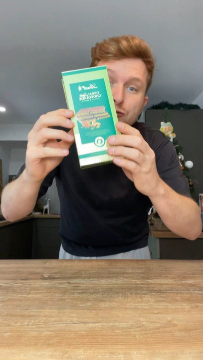 3 tablettes de Dubaï chez Lindt 😱😍 la tablette de chocolat de Dubaï au chocolat blanc et la tablette de chocolat de Dubaï au chocolat noir 70% s’ajoutent à la collection 💪✨ tu as déjà goûté ?