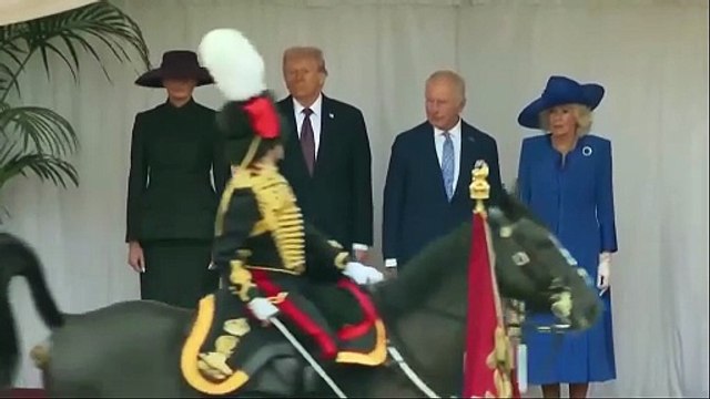Scène cocasse au Royaume-Uni : lors d’une cérémonie officielle, un cheval de la garde d’honneur a laissé un souvenir… juste devant Donald Trump, Melania, le roi Charles III et la reine Camilla. Un moment protocolaire transformé en fou rire discret