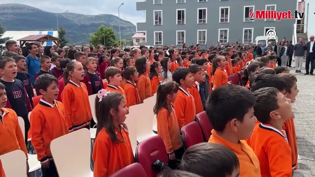 Bir gurbetçi eşekle dolaşıp öğrencilere kitap ve kırtasiye malzemesi dağıttı