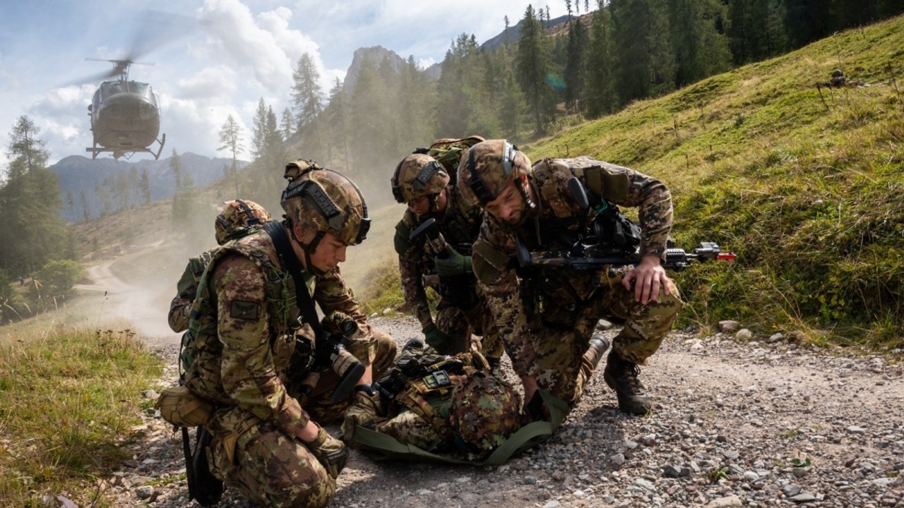 «Extreme patrol», la simulazione di guerra degli Alpini tra le montagne del Trentino-Alto Adige: combattimenti, salvataggi e infiltrazioni