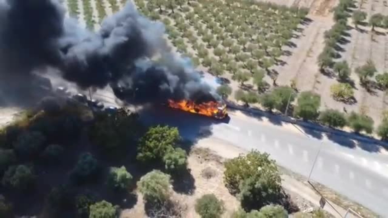 Casamassima, bus pieno di studenti prende fuoco