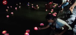 Ritual Ulambana, umat budha lepas seribu pelita di Pantai Marina