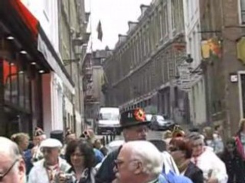 Le Pisseur de Bruxelles pendant la gayprode du 17 mai 2008