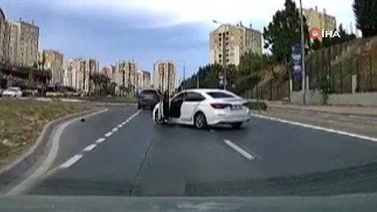 İstanbul trafiğinde yol verme kavgasında akıl almaz olay kamerada!