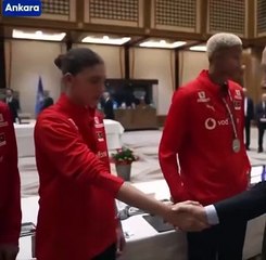 Milli voleybolcu İlkin Aydın’ın Erdoğan’a tavrı olay olmuştu! Topa Ahmet Hakan da girdi