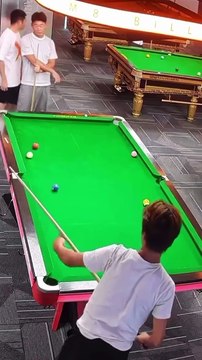 Ce joueur de billard enchaine les gros coups de chance