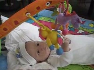 Aïdan sur son tapis de jeux 2