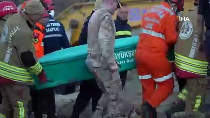 Göçük altında kalan iki çiftçinin cansız bedenleri çıkarıldı