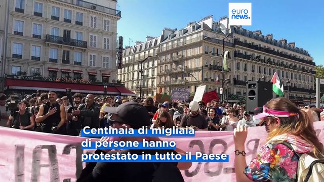 Francia, proteste e scioperi di massa contro i tagli al bilancio: disordini in tutto il Paese
