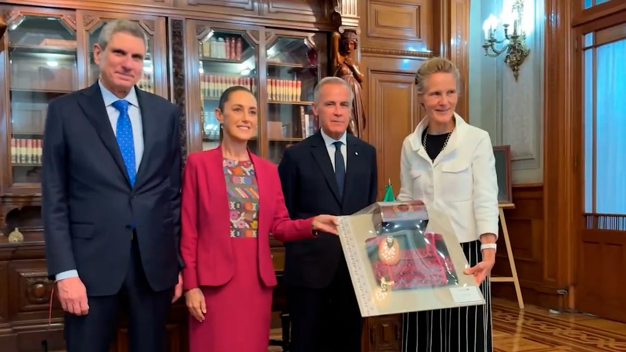 Claudia Sheinbaum intercambia regalos con el primer ministro de Canadá en su visita a Palacio Nacional