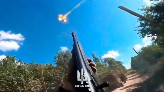 Ukrainian Special Forces shoot down Russian FPV drone with rifle during chase