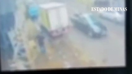 Idosa morre esmagada entre carro e caminhão em Uberlândia