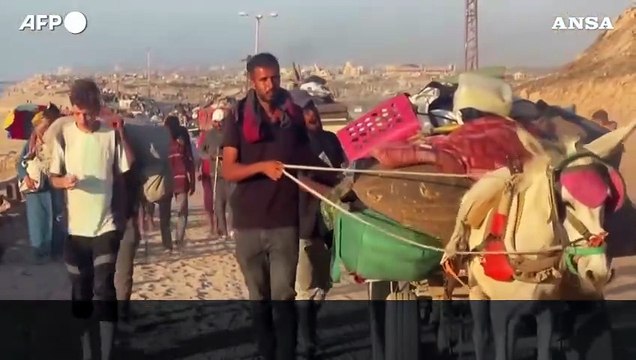 Continua la fuga da Gaza City, in migliaia in marcia verso sud