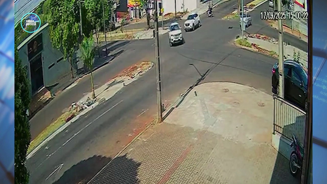 Motociclista fica gravemente ferido após avançar sinal e colidir com carro em Maringá