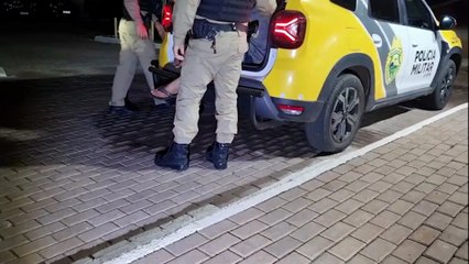 Homem sobe no pé de manga para furtar cabo e é preso em flagrante no Floresta
