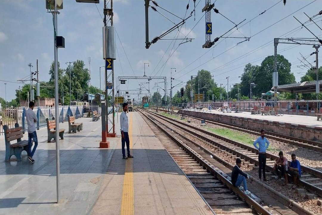 रेलवे स्टेशन पर तीसरी आंख में मोतियाबिंद, वारदा...