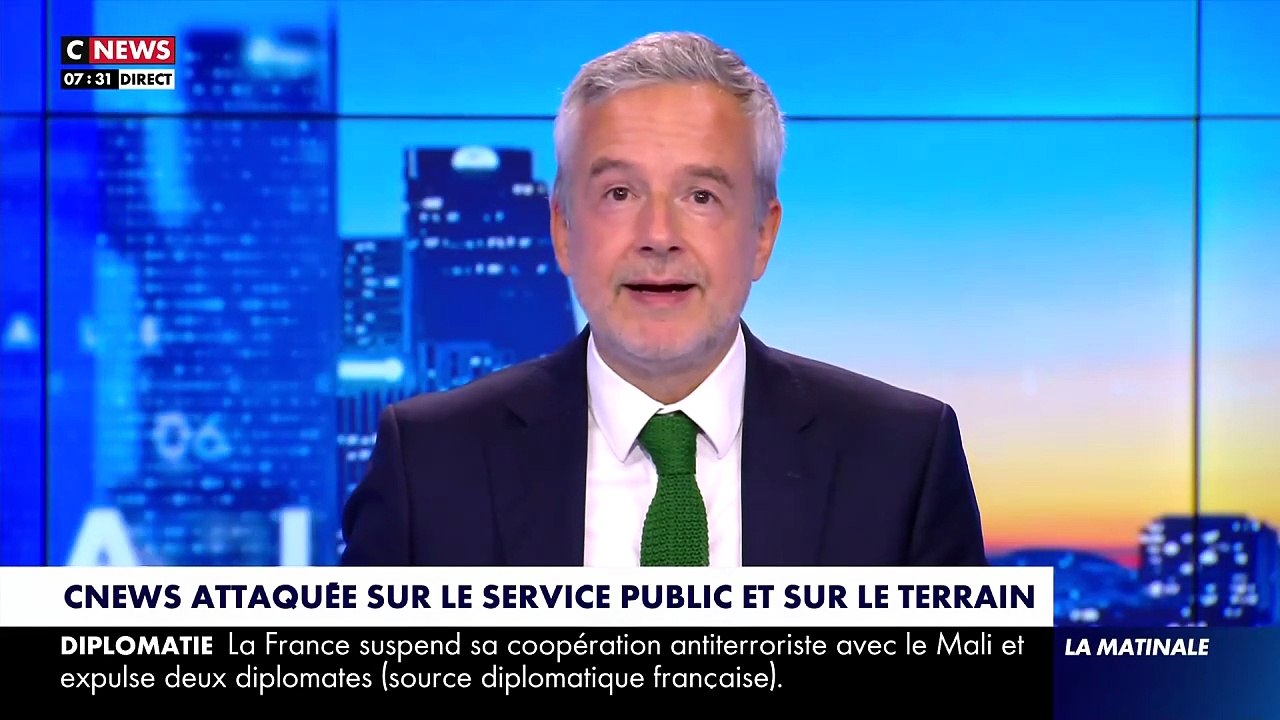 Regardez les images d'un journaliste de CNews, reconnu dans la manifestation d'hier puis attaqué, frappé, projeté au sol par des individus masqués, Place de la Nation