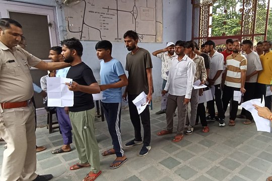 चतुर्थ श्रेणी कर्मचारी भर्ती परीक्षा शुरू, कड़ी तलाशी के बाद प्रवेश