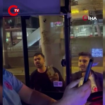 Avcılar'da 2 sürücü, İETT otobüsünün önünü keserek şoföre saldırmaya çalıştı