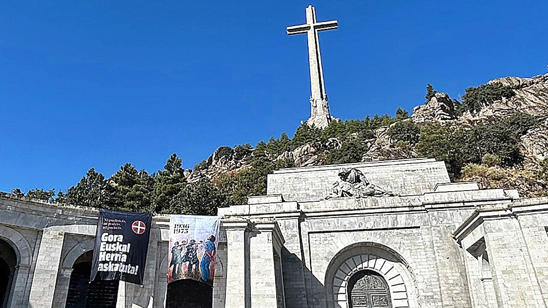 Sortu han desplegado dos pancartas para reivindicar "la libertad de Euskal Herria" en el Valle de los Ca�dos, una acci�n con la que pretende recordar "en el monumento franquista" que "el nudo a�n est� por desatar y que es el momento de hacerlo", seg�n ha informado en un comunicado.