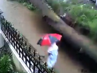 Mauer stürzt um - Frau kommt nur knapp davon