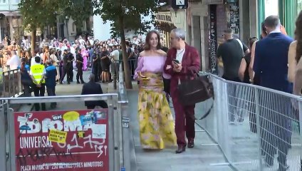 Isabel Preysler sortea un tropezón en mitad de la calle con elegancia y una sonrisa