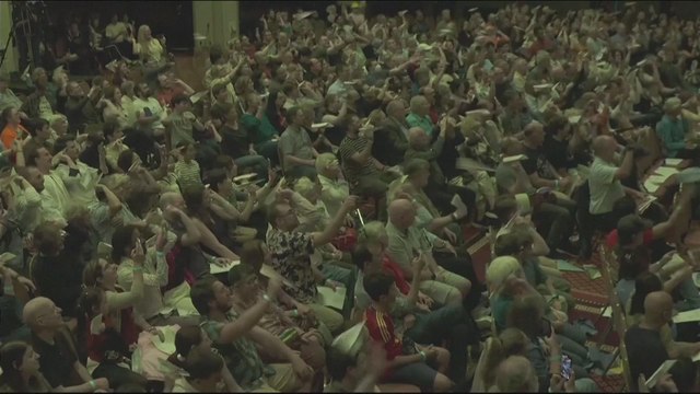 El alcohol ayuda a hablar idiomas, las moscas evitan a las vacas disfrazadas de cebras y otras investigaciones premiadas en los Ig Nobel