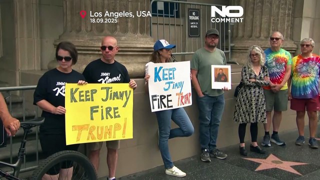 Manifestanti si radunano fuori dallo studio di Jimmy Kimmel dopo la sospensione dello show