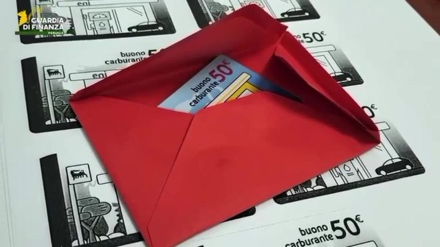 Perugia, giro di mazzette sotto forma di buoni benzina: le immagini delle microcamere della Guardia di Finanza