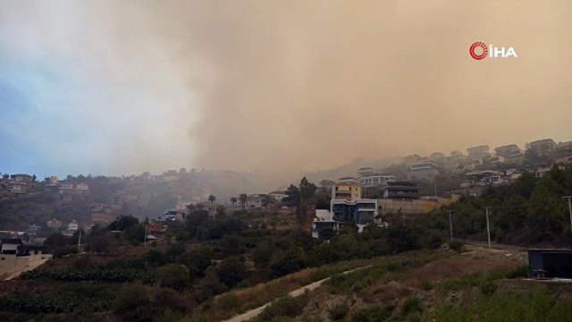 Alanya’da gece başlayan orman yangını makilik ve ormanlık alana sıçradı
