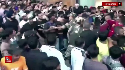 Hindistan’da iPhone 17 kuyruğunda kavga