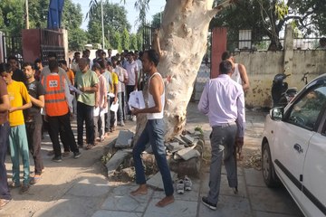 चतुर्थ श्रेणी सीधी भर्ती परीक्षा- 2024: नंगे पैर, उतारी शर्ट… जयपुर में परीक्षा केंद्रों पर सख्ती से गुजरते दिखे अभ्यर्थी, देखें वीडियो