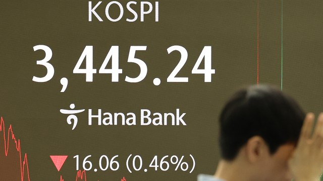 '장중 최고치' 코스피 0.46%↓ 3,445.24 마감...다시 '7만 전자'로 / YTN
