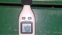 Pomiar natężenia dźwięku nocą na osiedlu przyblokowym. 40 dBA, a nawet więcej. Jak prace w biurze