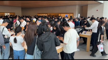L'Apple Store di Pechino preso d'assalto per il nuovo iPhone 17